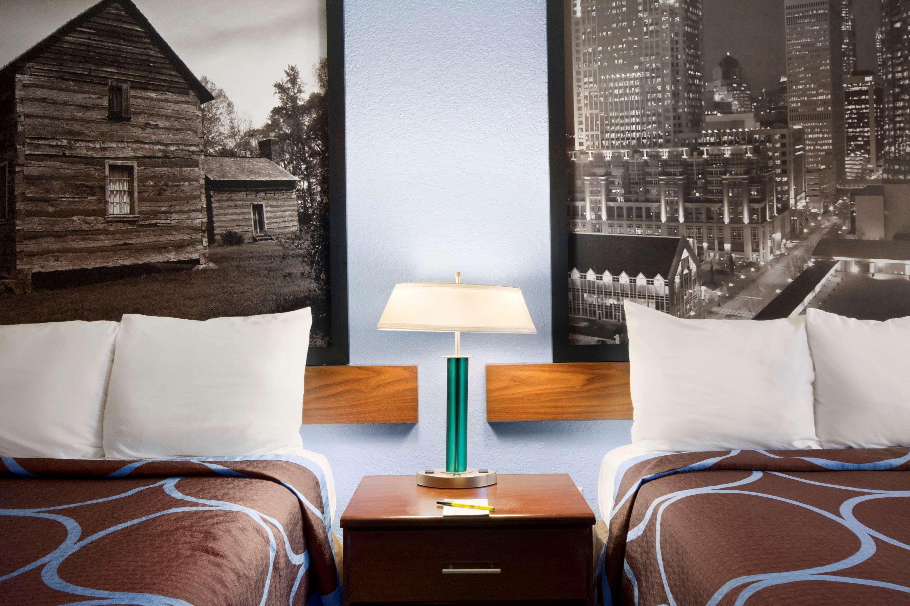 Super 8 By Wyndham Charlotte University Εξωτερικό φωτογραφία