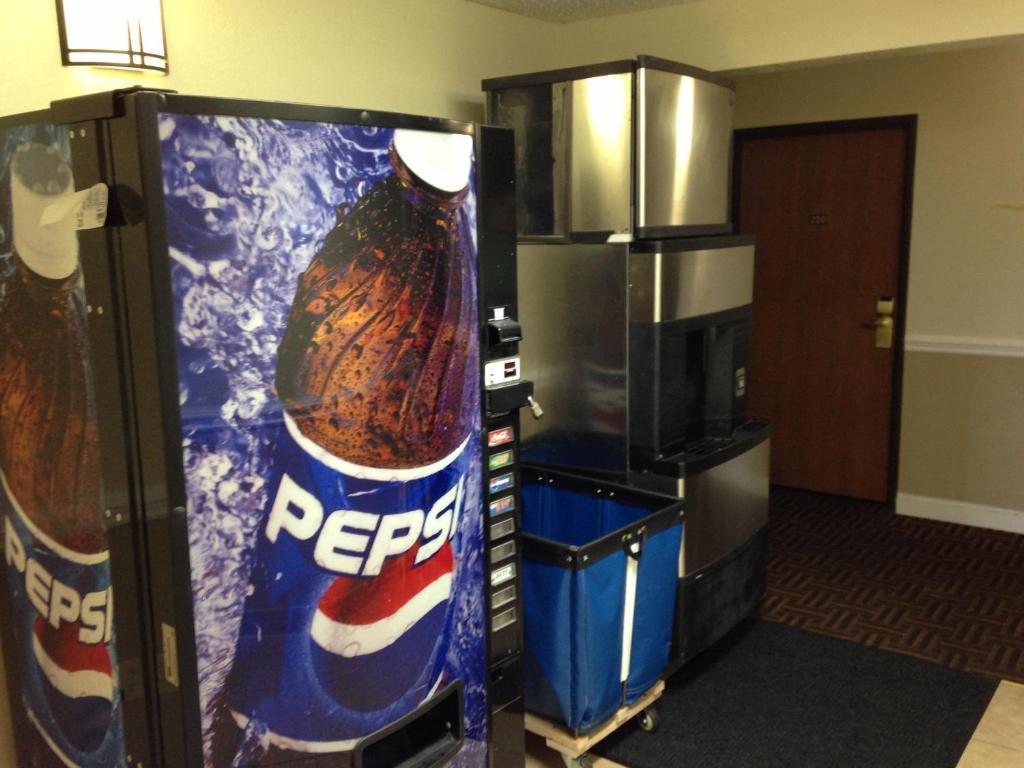Super 8 By Wyndham Charlotte University Εξωτερικό φωτογραφία